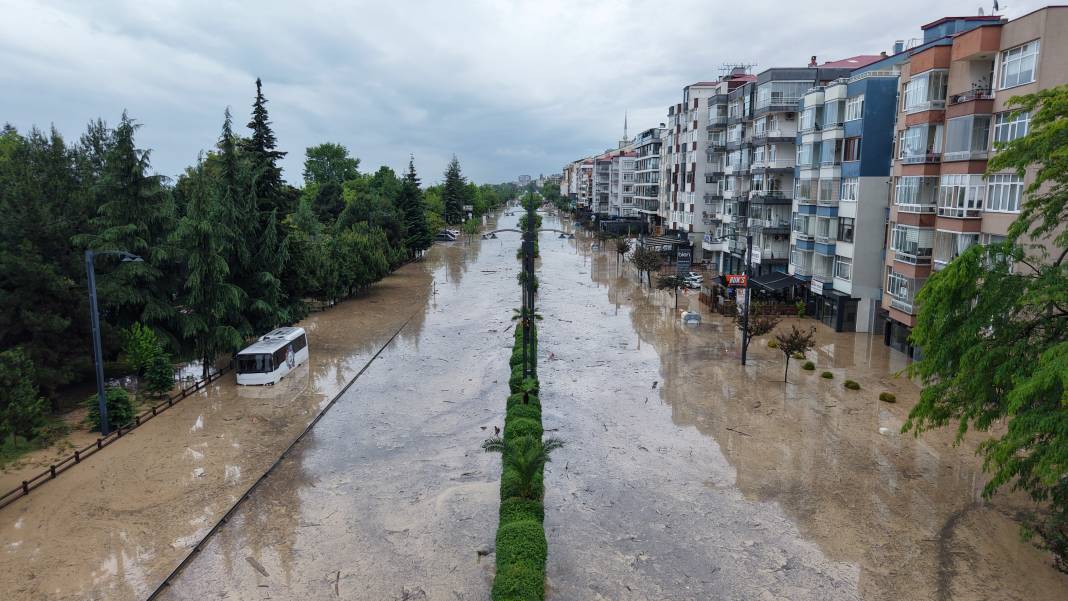 Sel suları Trabzon’u vurdu! Toklu deresi taştı, eski devlet sahil yolu Venedik’e döndü 23